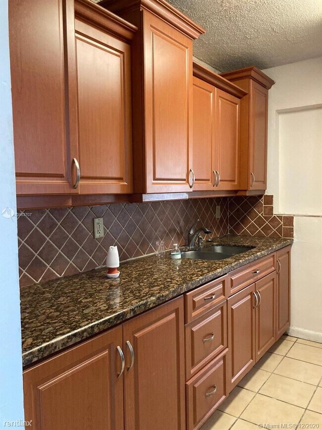 Building Photo - 4 br, 3 bath House - 3440 E 9th Ln