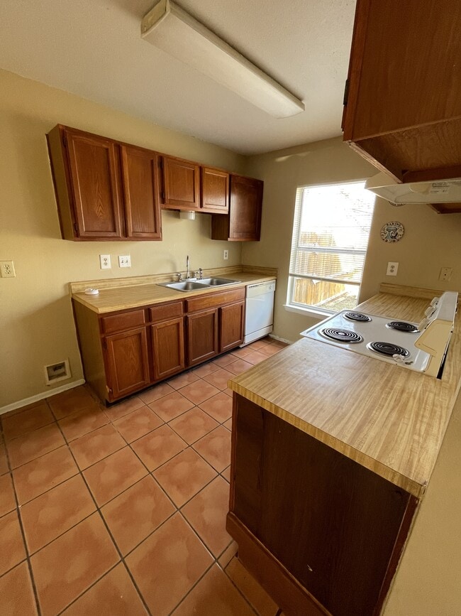 Building Photo - 9931 Village Briar