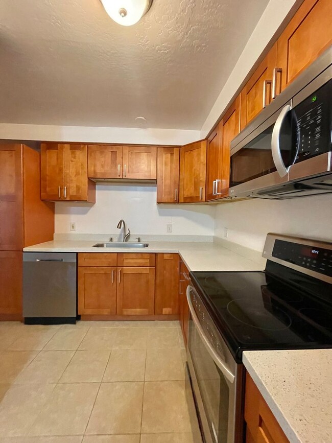 Building Photo - 3 Bedroom, 2 Bath with versatile bonus roo...