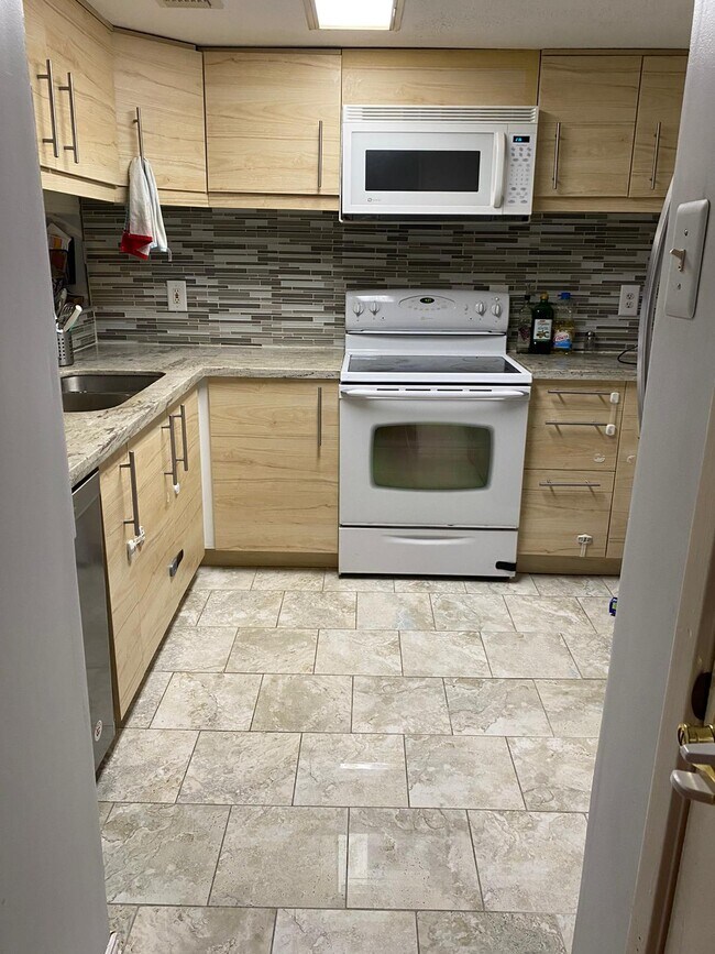 Kitchen - 2601 Augusta Dr