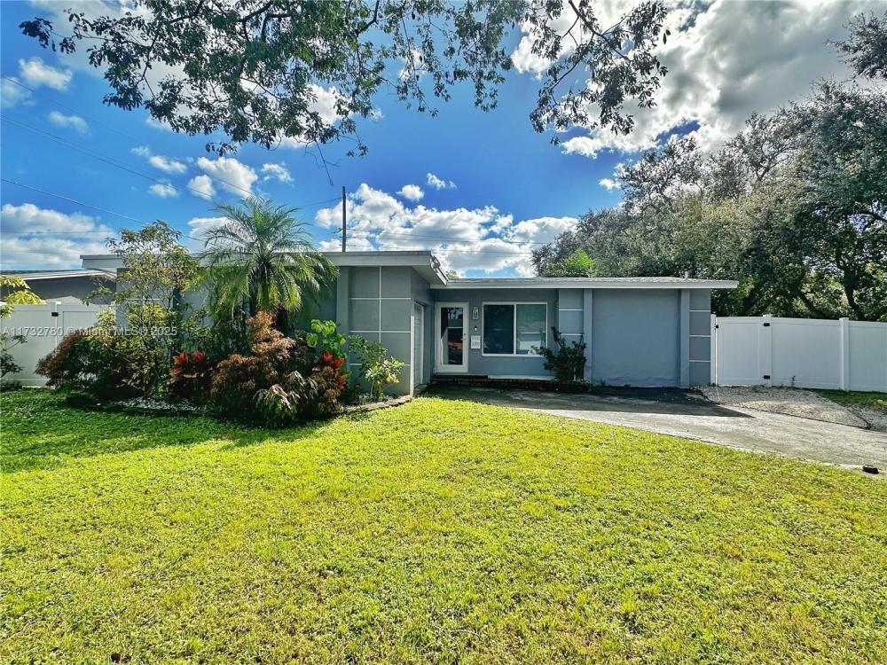 Foto principal - 3 bedroom in Hollywood FL 33024