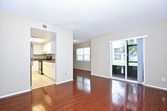 Foto del edificio - Beautiful 2/2 Condo with Full Lawn Care Included Located in Hawthorne Village – Orlando!