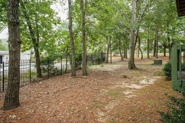 Building Photo - 6809 Willowbrook Dr