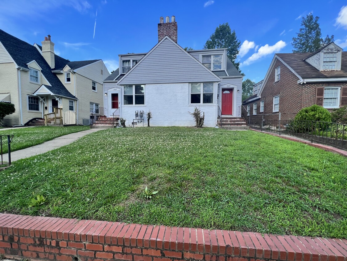 Front yard of Duplex - 1927 Matoax Ave