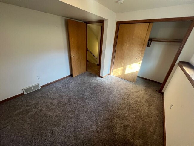 Foto del edificio - 910 N Clover Ln