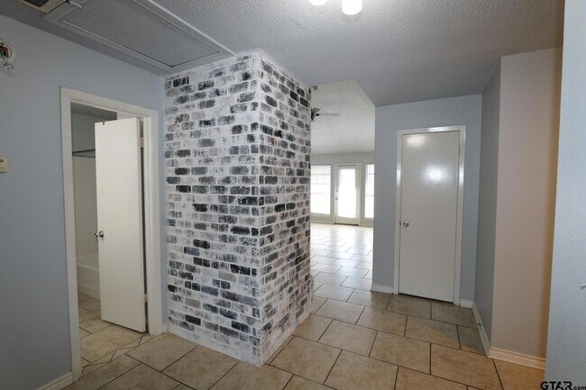 Foto del edificio - 963 Creekside Drive