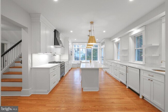 Foto del edificio - 3744 Huntington St NW