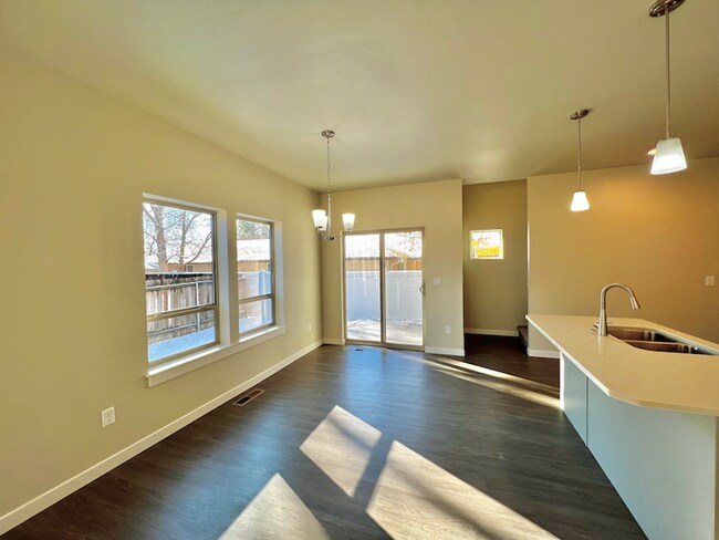 Building Photo - 5899 Castle Dr