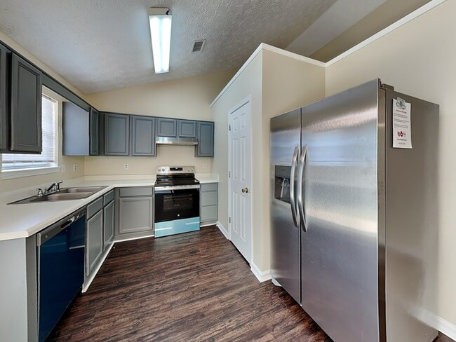 Building Photo - $1695 Off September's Rent When you move i...