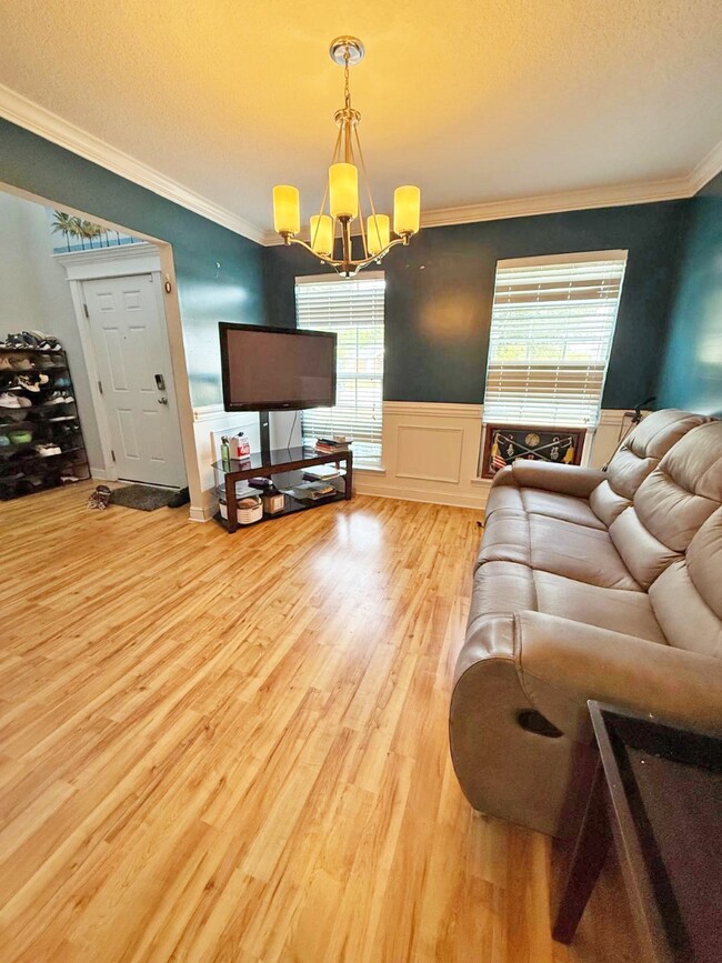 Building Photo - 721 Highgrove Ct