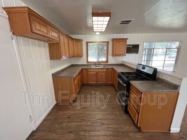 Foto del edificio - 315 W Kaweah Ave