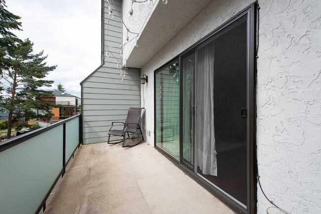 Foto del edificio - Incredible DT Kirkland 2bd 1.5 Bath Townho...