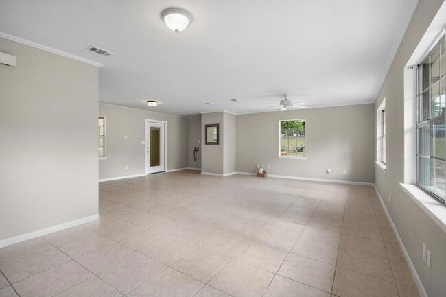 Building Photo - 255 Brackin St