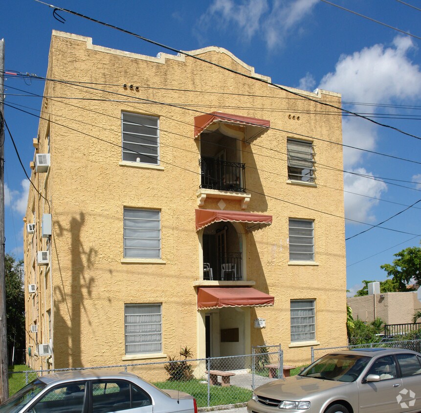 Building Photo - 820 SW 11th Ave