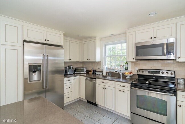 Building Photo - 3 br, 2 bath House - 62F Fisher St