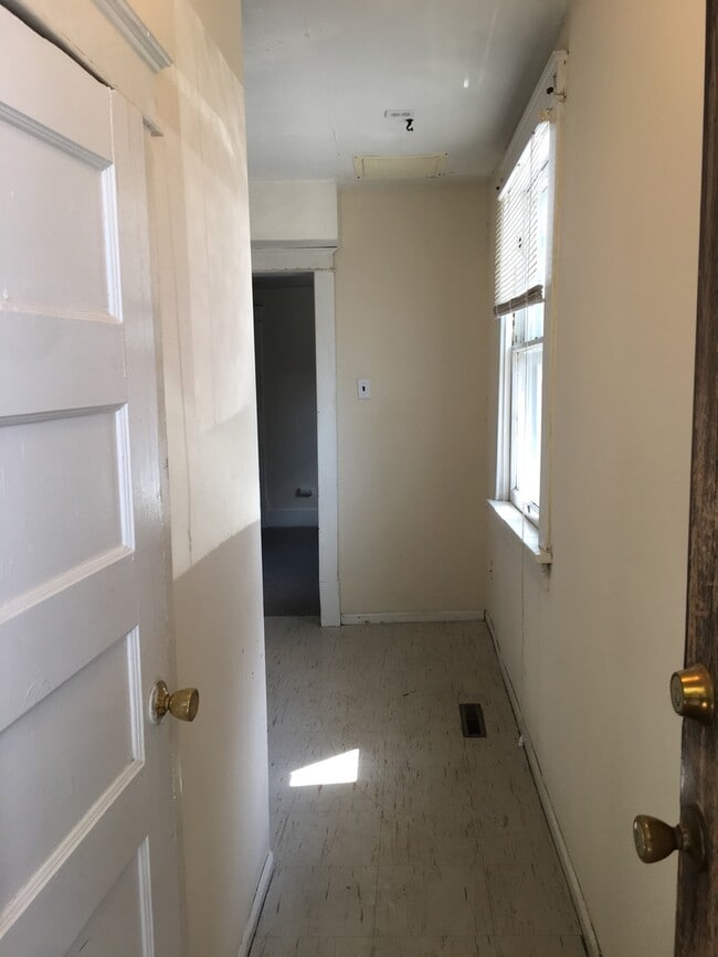 Building Photo - 1 Bedroom Apartment Downtown - Parking & ALL UTILITIES INCLUDED!