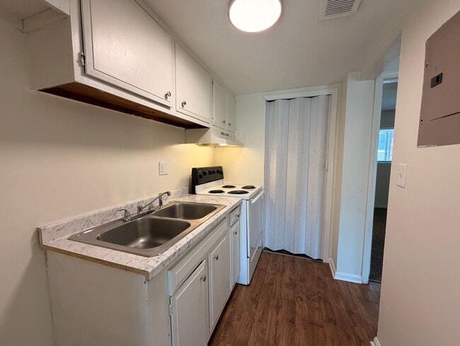 Interior Photo - Auburndale