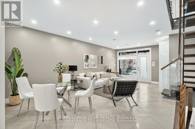 Photo du bâtiment - 16 First Ave