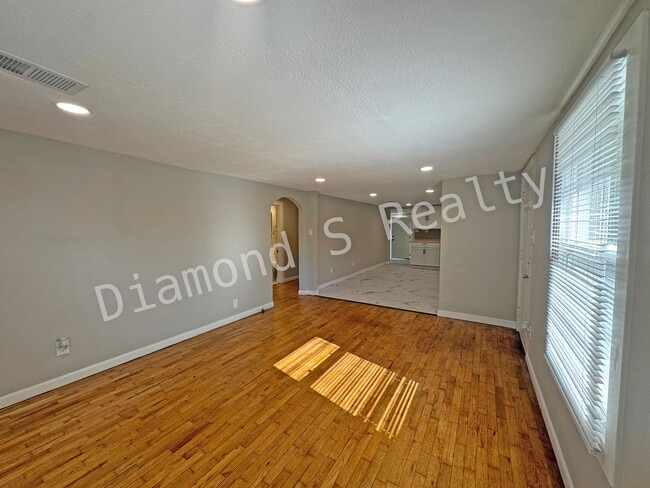 Building Photo - Charming and Clean 2 Bedroom Home Availalbe!