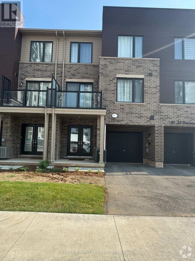 Building Photo - 33 Roxanne Dr