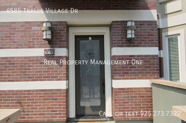 Foto del edificio - Gorgeous 4 Bed, 3.5 Bath End Unit Townhome...