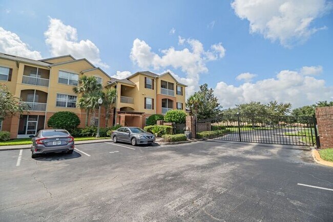 Building Photo - Spacious 3/2 Condo with a Screened Patio i...