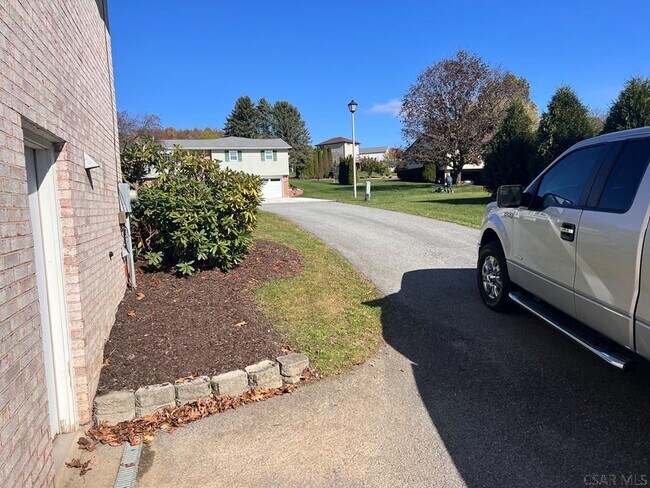 Foto del edificio - 120-122 Berkey Dr