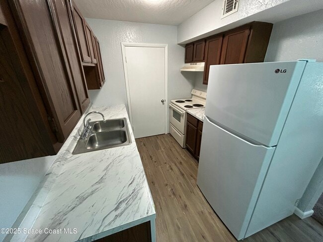 Foto del edificio - 2101 Forest Knoll Dr NE