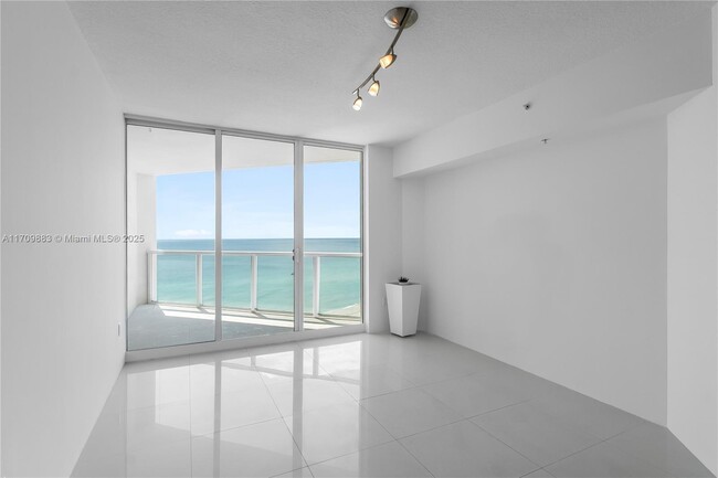 Foto del edificio - 16699 Collins Ave