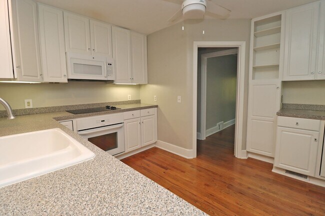 Foto del edificio - Updated 3 bedroom 2.5 bath home in Sherwood Forest