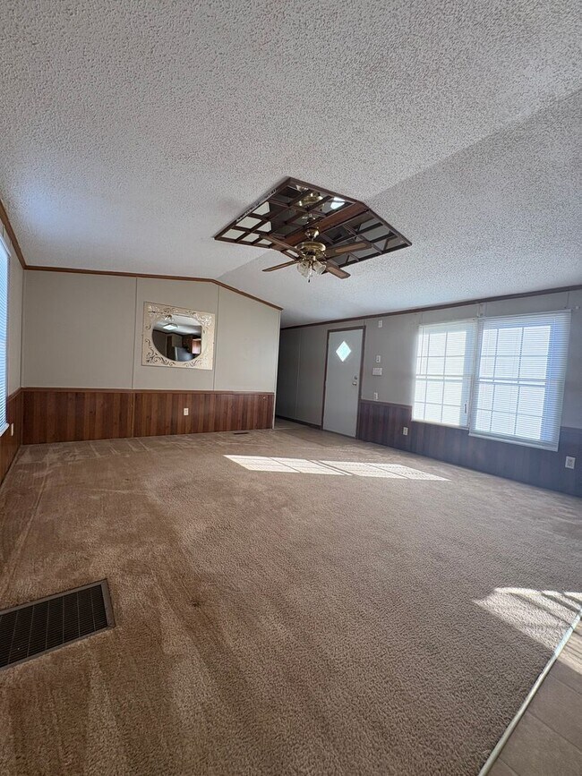 Foto del edificio - Spacious 3 Bed 2 Bath Mobile Home