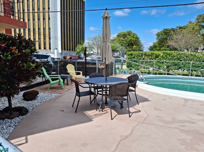 Foto del edificio - 5050 Bayview Dr