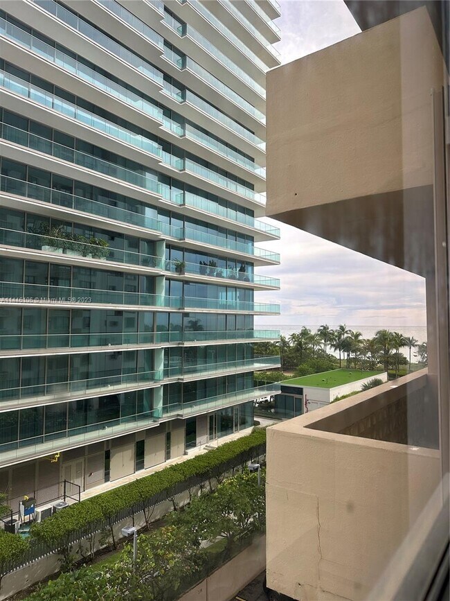 Foto del edificio - 10185 Collins Ave