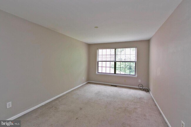 Building Photo - 221 Kings Croft Dr