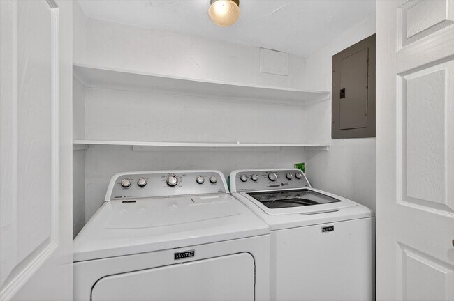 Building Photo - Las Colinas Area