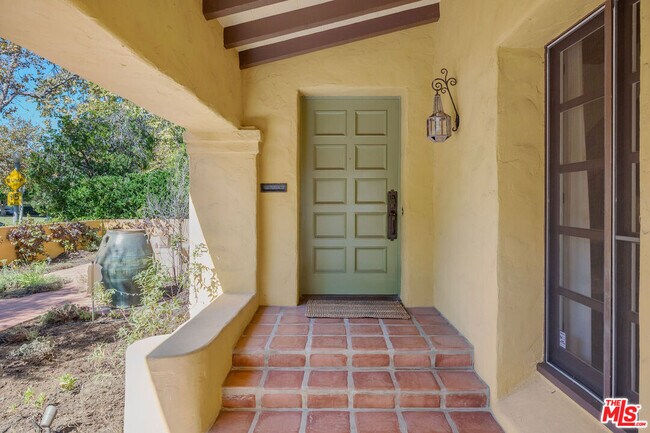 Building Photo - 500 N Las Palmas Ave