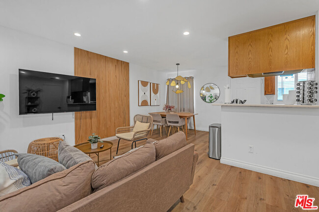 Foto del edificio - 1540 N Bronson Ave