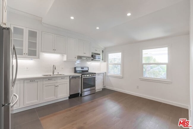 Building Photo - 31 Breeze Ave