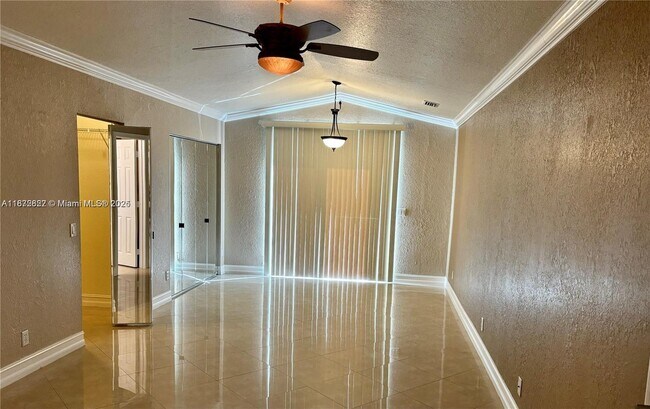 Foto del edificio - 932 Falling Water Rd