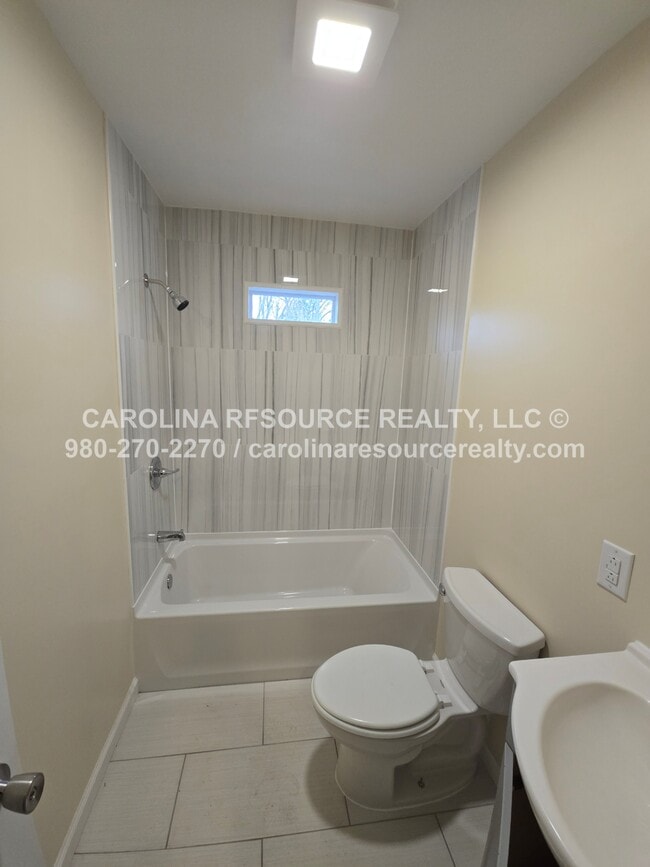 Building Photo - 638 Miller St