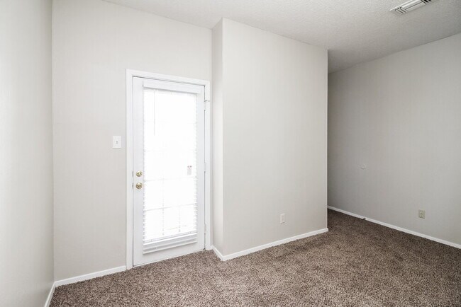 Building Photo - 1385 Chinaberry Dr