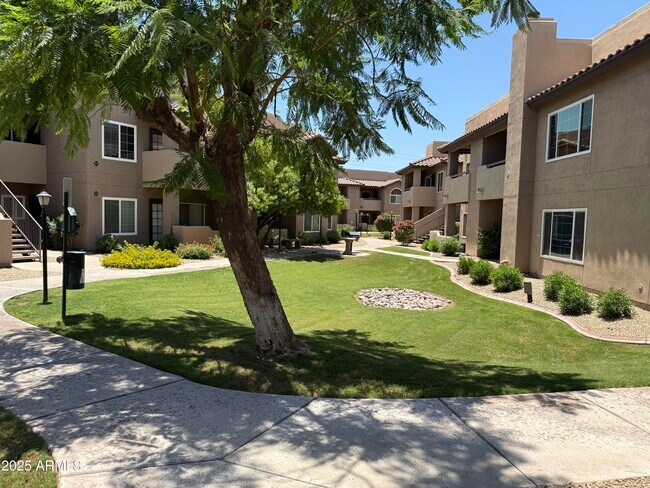 Foto del edificio - 9451 E Becker Ln