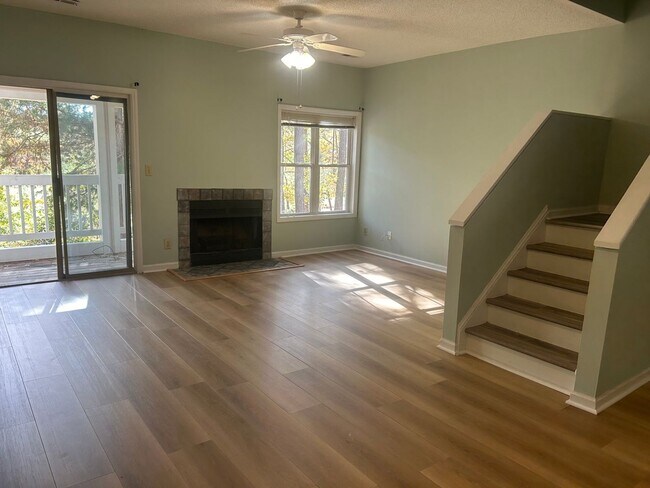Foto del edificio - Charming 2BR Condo in Raleigh exelent loca...