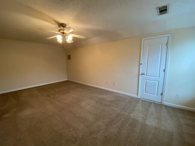 Building Photo - PRE-LEASING FOR AUGUST 2025!