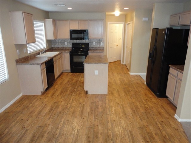 Building Photo - 955 S Del Rancho