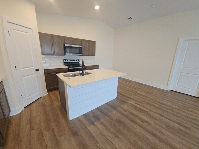 Foto del edificio - Brand-New 3BR/2BA Duplex | Open Floor Plan + Haysville Schools