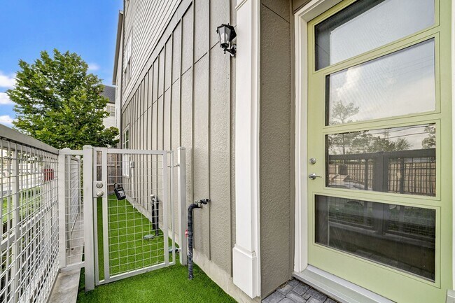 Foto del edificio - Stunning Modern Townhome in Central Location!