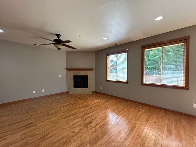 Building Photo - 1961 Nelson St