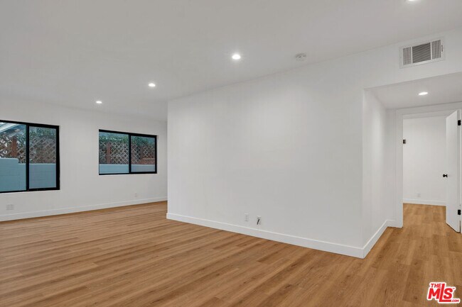 Foto del edificio - 950 Havenhurst Dr