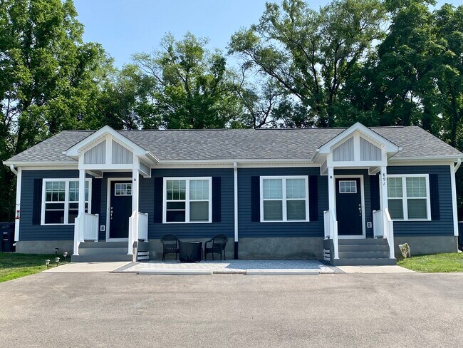 Complimentary paver patio upon entry - 891 Old Vinton Mill Rd NE Unit B